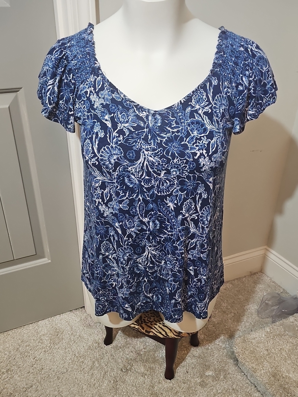 torrid Navy & White Floral Scoop Neck Flutter Sleeve Top